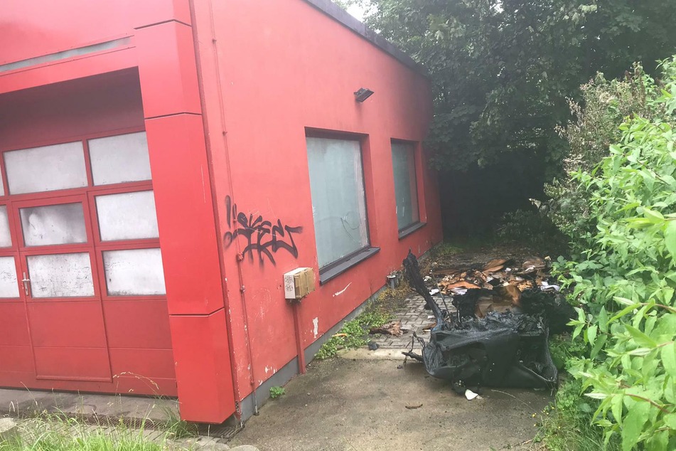Der Container am Schnellimbiss fackelte komplett ab.