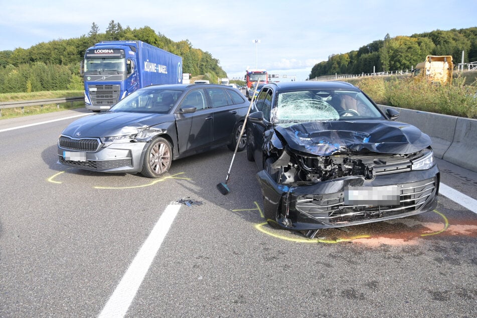 Mehrere Autos wurden bei dem Crash auf der A8 beschädigt.