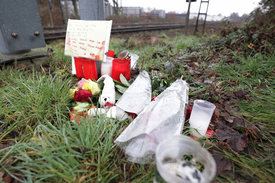 Nach dem Zugunglück in Recklinghausen haben trauernde Personen Blumen und Kerzen an den Bahngleisen aufgestellt.