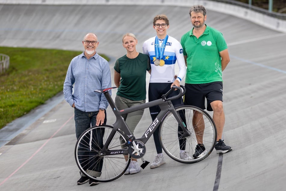 Papa Daniel Rekowski (53, l.), Mama Silvana (46) und Trainer Andreas Hirschligau (r.) sind stolz auf Leonidas' Leistungen.