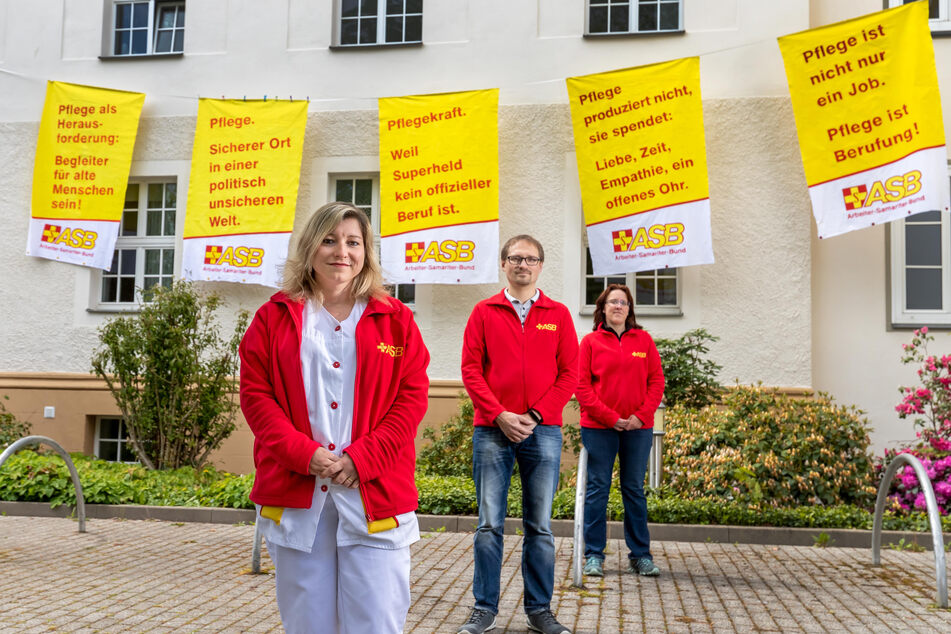 Altenpflegerin Franziska Böttcher (32, l.), Leiter Jörg Ahner (40) und Qualitäts-Managerin Anja Neefe (40) vom ASB Chemnitz gehen für die Pflege bis ans Limit.
