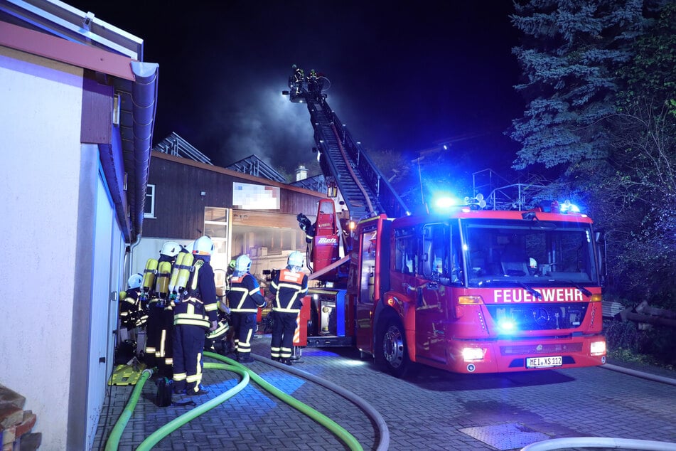 Die Gründe für den nächtlichen Brand sind bislang nicht bekannt.