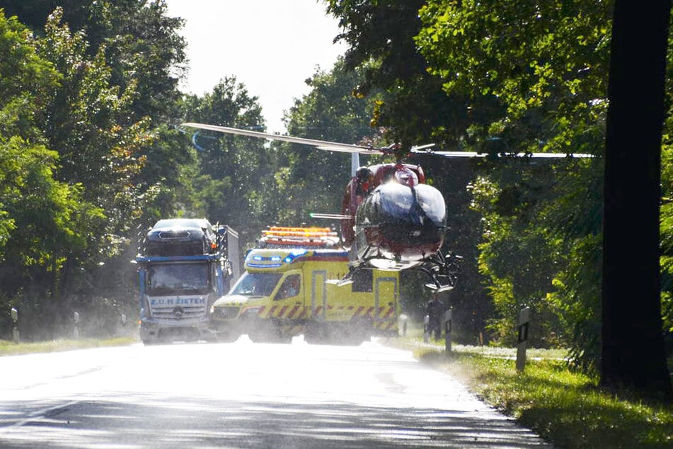 Ein Hubschrauber flog die Schwerverletzte in ein Krankenhaus.