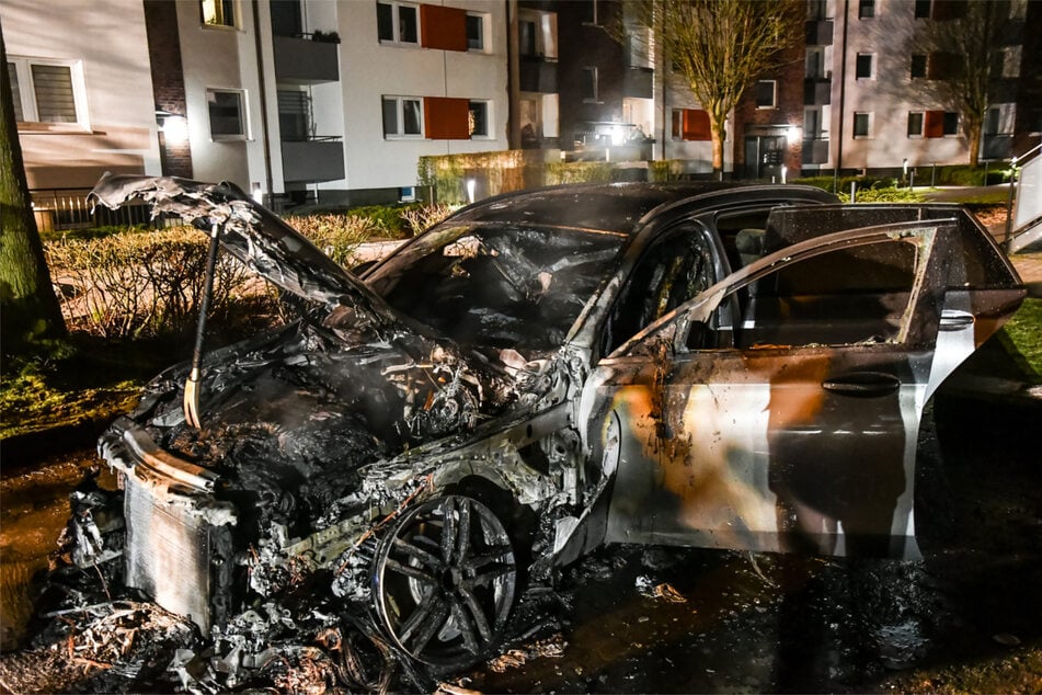 Etwa drei Stunden später brannte zudem ein abgestelltes Auto am Straßenrand.