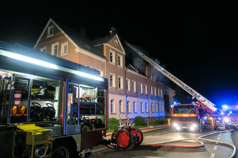 Die Feuerwehren im Erzgebirge mussten mitten in der Nacht zu einem Brand in Lugau ausrücken. Während des Löscheinsatzes war die Flockenstraße voll gesperrt.