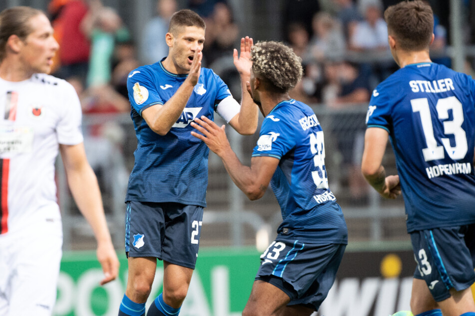 Andrej Kramaric (30, 2. v. l.) bejubelt seinen Treffer im DFB-Pokal beim FC Viktoria Köln.