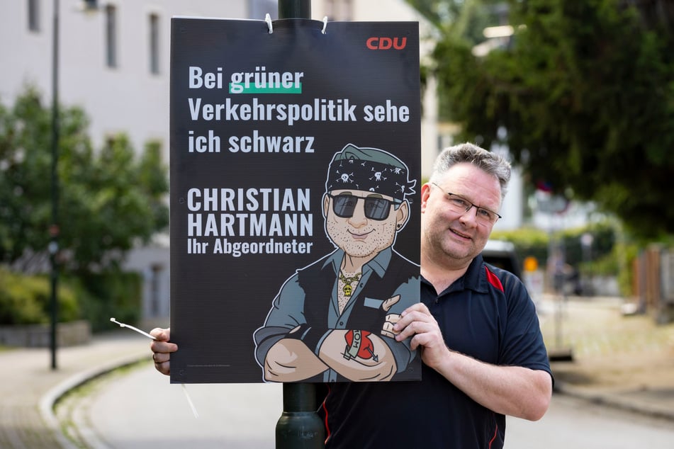 Mit Plakaten im Comic-Stil möchte CDU-Fraktionschef Christian Hartmann (50) seine Standpunkte im Wahlkampf deutlich machen.