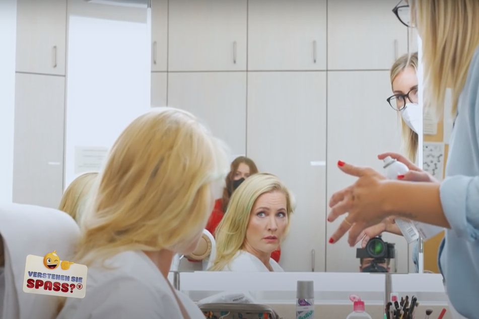Geschockte Blicke: Judith Rakers mit grünen Strähnen.