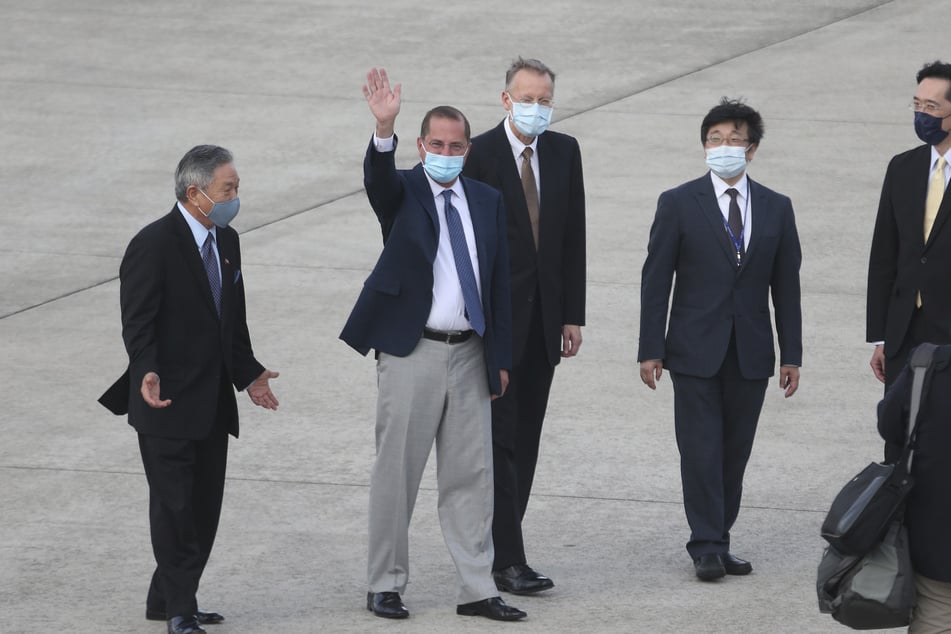 US-Gesundheitsminister Alex Azar (2.v.l) winkt Journalisten bei seiner Ankunft am Taipei Songshan Airport zu.