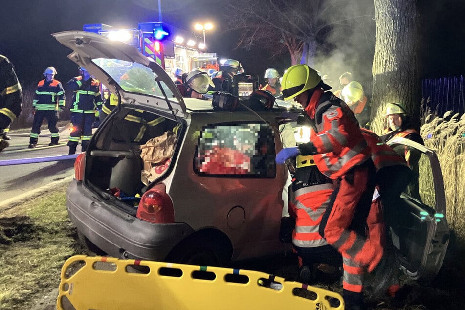 Mann kracht mit Twingo gegen Baum und wird schwer verletzt, jetzt wird gegen ihn ermittelt