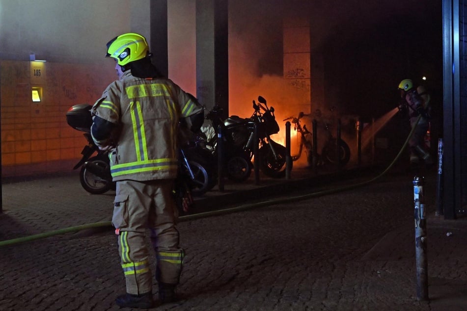 Passanten hatten den Brand an der Boxhagener Straße in Friedrichshain bemerkt.