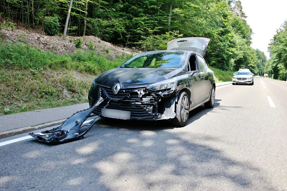 Die Landstraße musste während der Unfallaufnahme für rund zwei Stunden gesperrt werden.