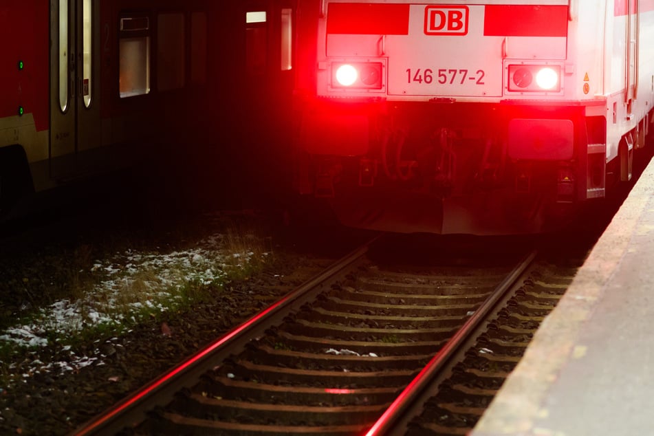 Bahnmitarbeiter von Zug erfasst und schwer verletzt - Not-OP!