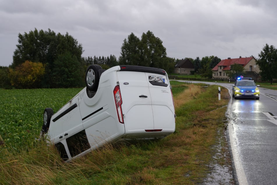Der Transporter überschlug sich und blieb auf dem Dach liegen.