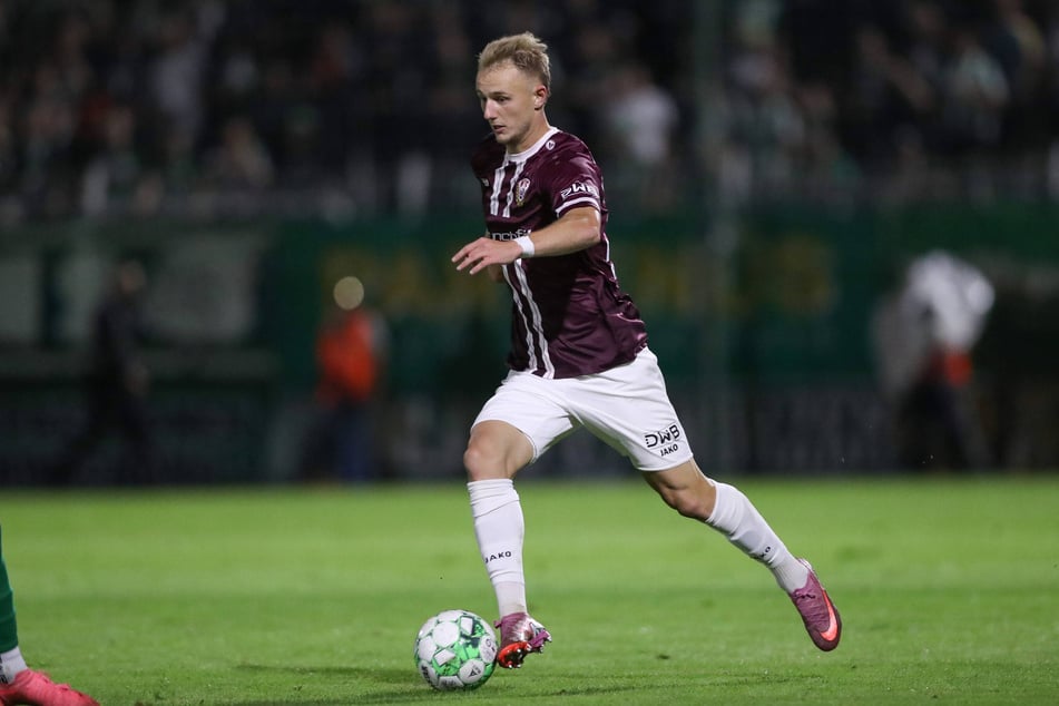 Gleich setzt Willi Reincke zum Fernschuss an - der Dynamo traf diese Saison schon fünfmal aus der Distanz.