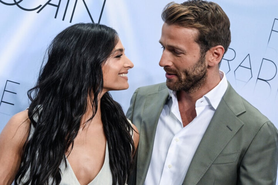 Zwischen Amira Pocher (31) und Christian Düren (34) hat es bei der Berlin Fashion Week sichtlich gefunkt.