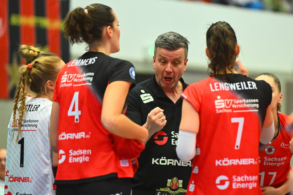 DSC-Coach Alex Waibl (56, M.) will im dritten Anlauf gegen Stuttgart endlich einen Grund zum Jubeln.