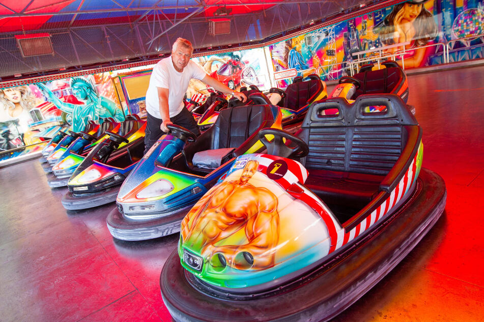Die Plauener Schaustellerfamilien haben Autoscooter, Kettenflieger und viele andere Fahrgeschäfte aufgebaut.