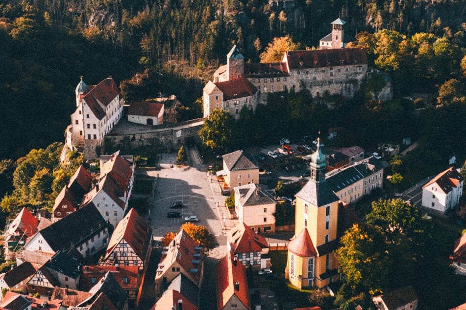 Lust auf eine kleine Tour durch Hohnstein? Wer hier unterwegs ist, läuft durch lebendige Geschichte.