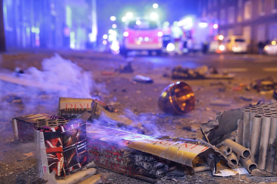 Heftige Ausschreitungen an Silvester: Mob beschießt Bonner Feuerwehr und Polizei mit Raketen