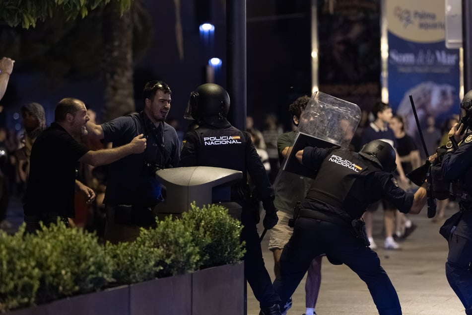 Am Abend kam es zu Ausschreitungen zwischen der Polizei und den Demonstranten.