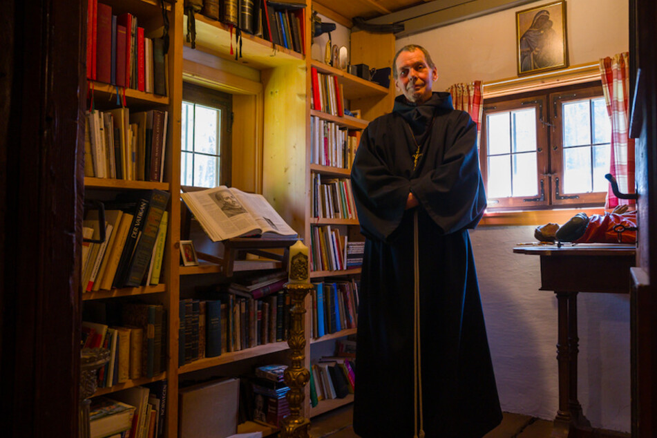 Bruder Damian (59), der als Eremit in einer Einsiedelei auf einem Berg lebt, steht in seiner Bibliothek. Er ist vor mehr als einem Jahr freiwillig aus einem Kloster hierher gewechselt.