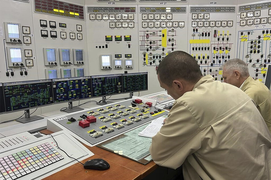Ukrainische Arbeiter an ihren Arbeitsplätzen im Kontrollraum des Kernkraftwerks Saporischschja. Nach ihrer Ankunft in dem von Russland besetzten Atomkraftwerk Saporischschja ist offen, wie lange die Inspekteure der Internationalen Atomenergiebehörde IAEA dort bleiben werden.