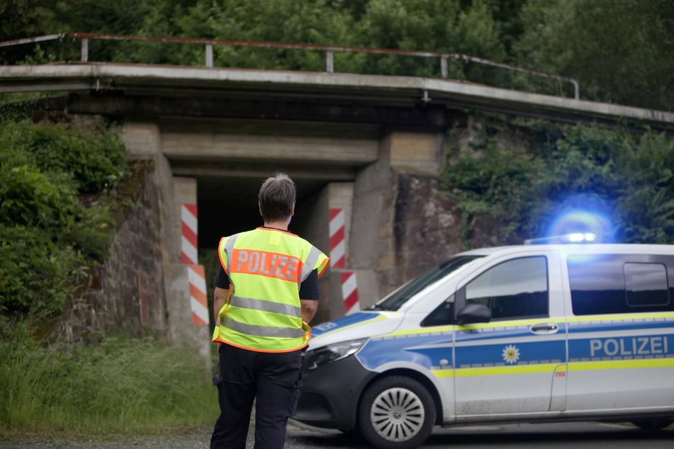 Während der polizeilichen Ermittlungen musste die internationale Bahnstrecke voll gesperrt werden.