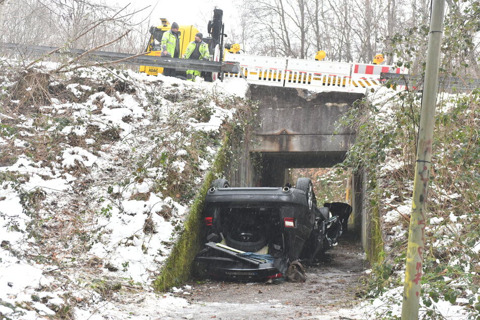 Der Wagen des 64-Jährigen durchbrach die Leitplanke, stürzte eine Brücke hinunter und kam auf dem Dach zum Liegen. Für den Fahrer kam jede Hilfe zu spät.
