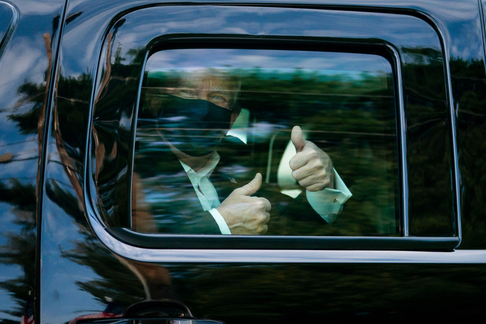 Donald Trump (74) stattete seinen Anhängern am Sonntag einen Überraschungsbesuch ab. Aus einem schwarzen SUV heraus winkte Trump seinen Fans am Sonntag in Bethesda nördlich von Washington zu.