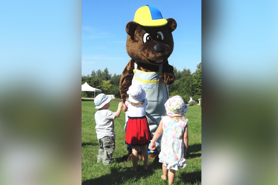 Basti, der Bär, will Kindern ein Lächeln ins Gesicht zaubern.