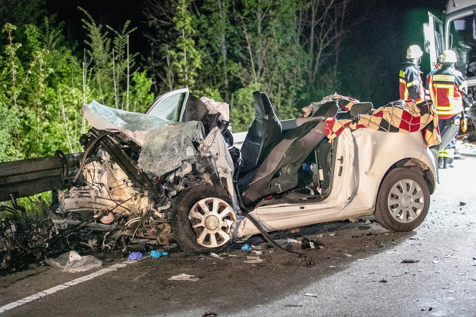 Auto kracht frontal in Lkw: Frau stirbt in komplett zerfetztem Skoda - Retter geschockt