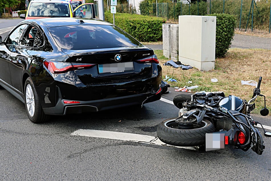 Motorradfahrer bei Crash im Kreisverkehr schwer verletzt: Hubschrauber im Einsatz