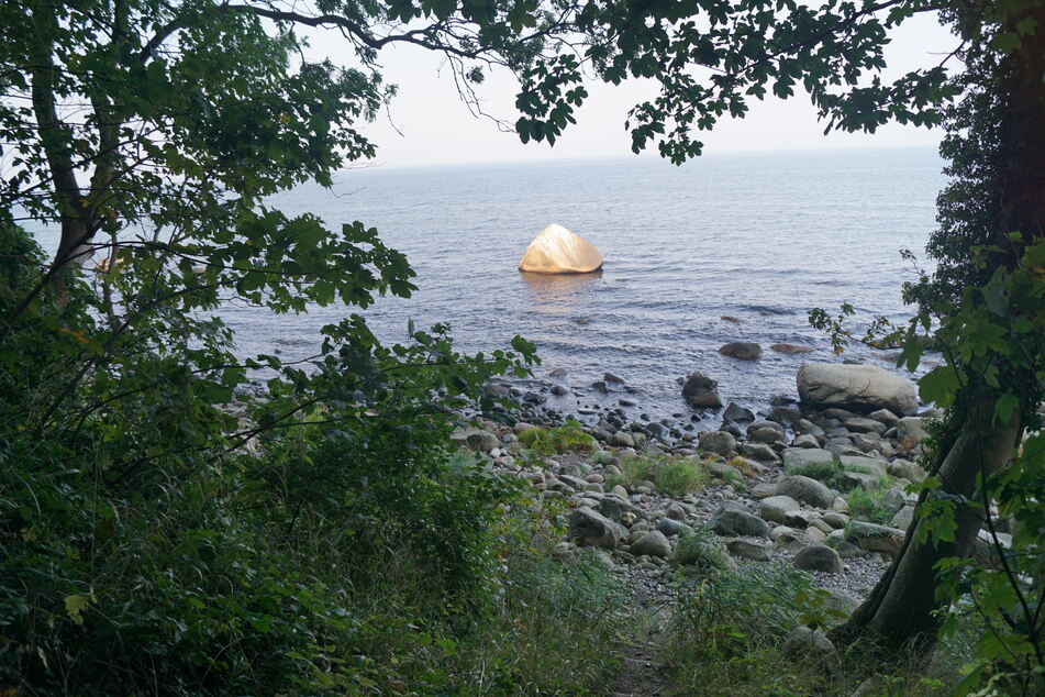 Der Schwanenstein ist ein Findling vor der Küste von Lohme, hier starben 1956 drei Jungs aus dem Kinderheim.