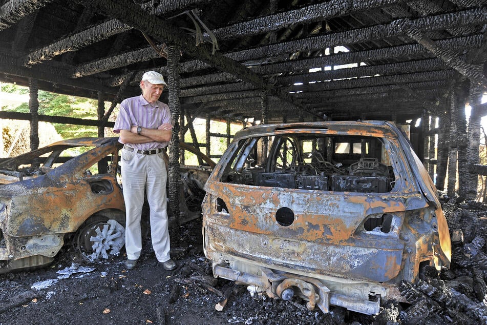 Günter Bartsch (79) steht in seiner völlig zerstörten Doppel-Garage. Das Feuer griff aufs Wohnhaus über. Eine Mieterin alarmierte seine Frau und ihn.