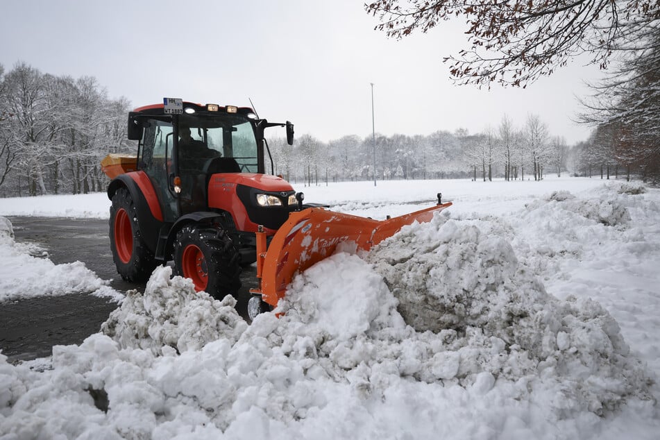 Die Parkplätze am Stadion und der Arena werden geräumt. Trotzdem wird Besuchern empfohlen mit öffentlichen Verkehrsmitteln anzureisen.
