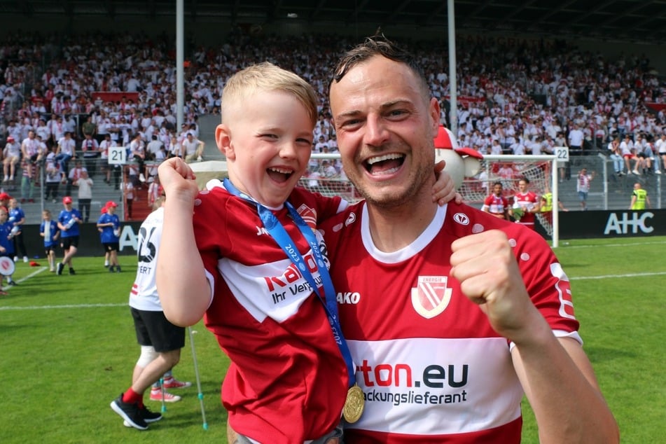 Timmy Thiele (33) glücklich mit seinem Sohn Lionel auf dem Arm. (Archivbild)