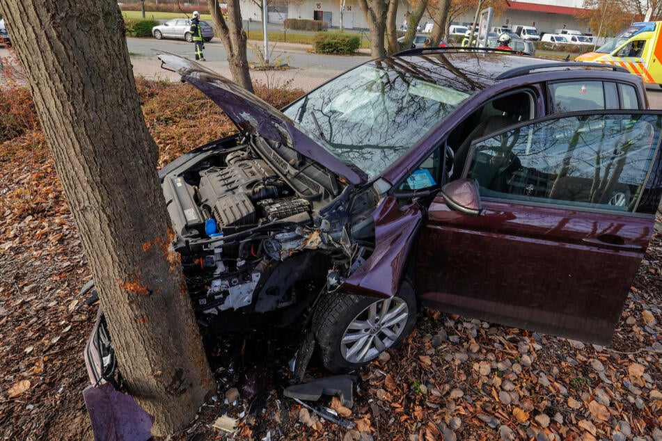 VW-Fahrer nach Baum-Crash schwer verletzt