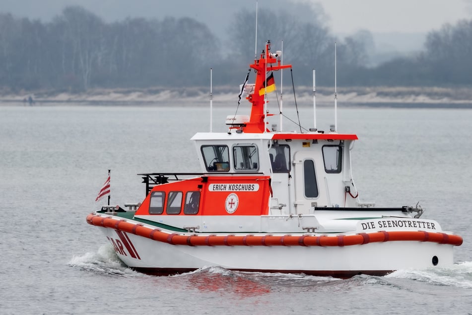 Passagier in Lebensgefahr: Seenotretter eilen zu Notfall auf Fähre