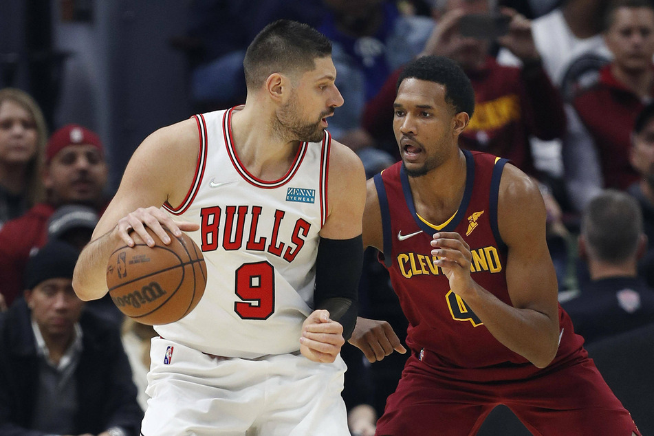 Cleveland Cavaliers forward Evan Mobley (r.) defends against Chicago Bulls center Nikola Vucevic.