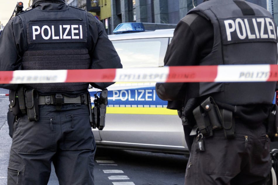Die Polizei war mit zahlreichen Einsatzkräften ausgerückt und umstellte das Haus des 17-Jährigen. (Symbolfoto)