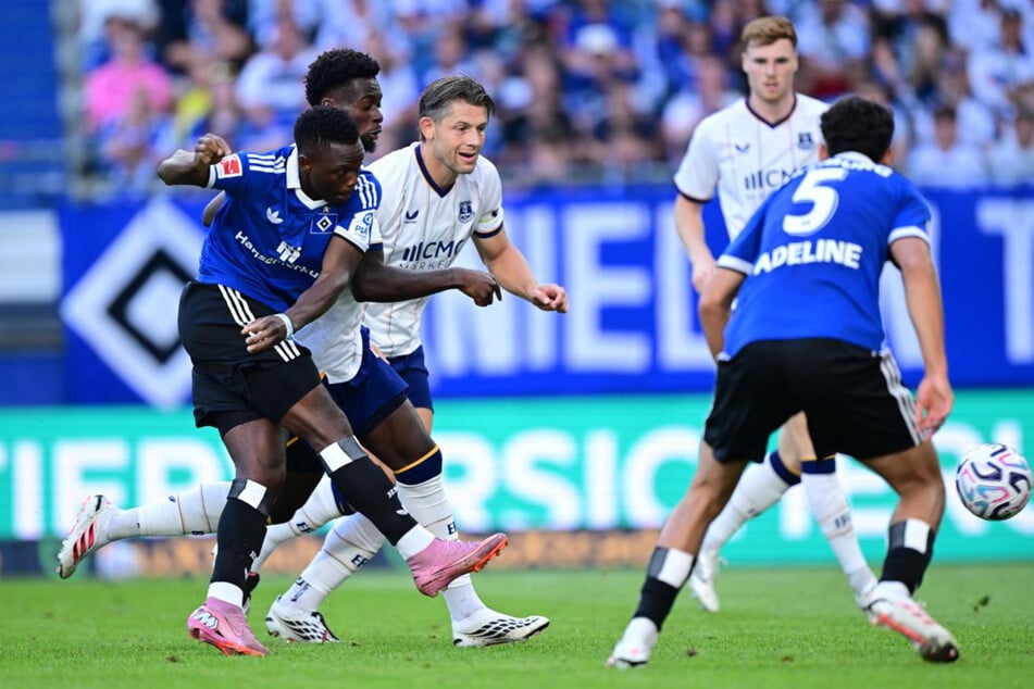 Ungewohnter Anblick im Volksparkstadion: der HSV spielte mit seinen neuen, blauen Auswärtstrikots.