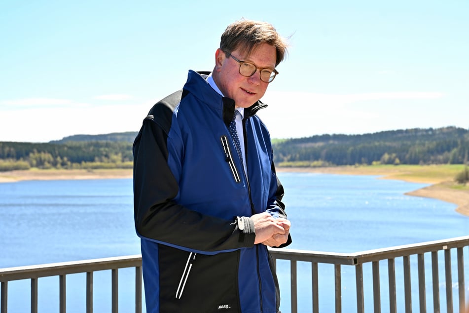 Umweltminister Georg-Ludwig von Breitenbuch (54, CDU) besuchte die Talsperre Lehnmühle am Donnerstag.