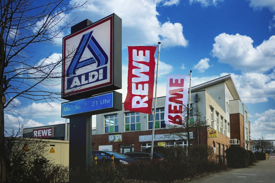 Ob Aldi, Rewe, Edeka oder Lidl - mit Bezahlkarten können Flüchtlinge in Supermärkten ihre Lebensmittel einkaufen. Manche erwerben damit auch Gutscheine, meist zu 50 Euro, um sie bei Flüchtlingshelfern in Bargeld umzutauschen.