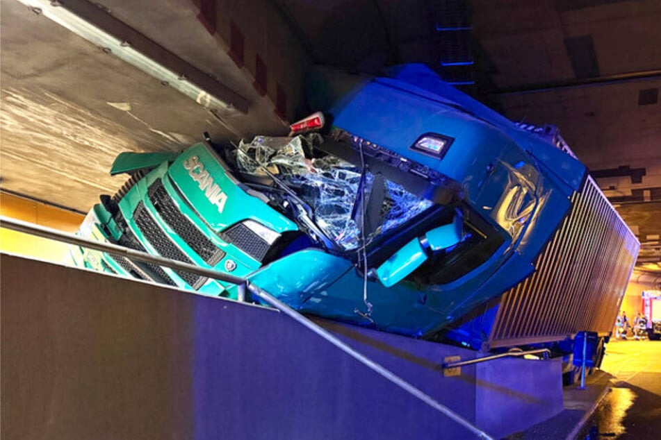 Laster bleibt stecken: Tiergartentunnel nach Unfall dicht, Stau auf A100