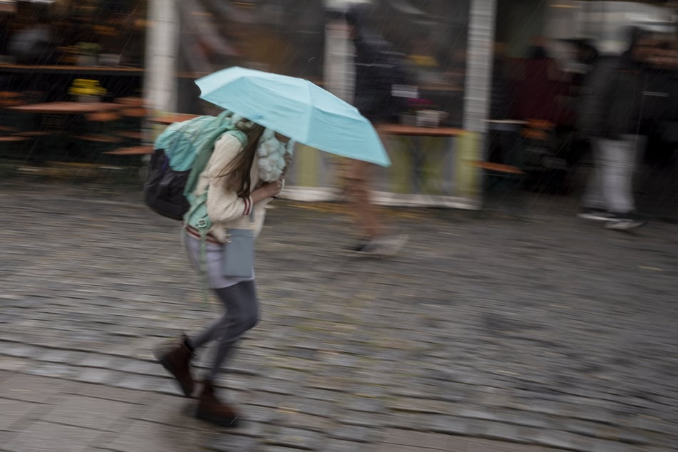 Ein kräftiges Sturmtief zieht in den kommenden Tagen über Europa hinweg und bringt Deutschland kräftigen Wind, heftige Böen und viel Regen.