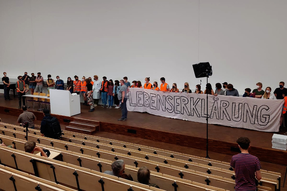 Mitglieder der "Letzten Generation" sowie Studierende der Uni Leipzig hatten am Mittwochabend an der Besetzung teilgenommen.
