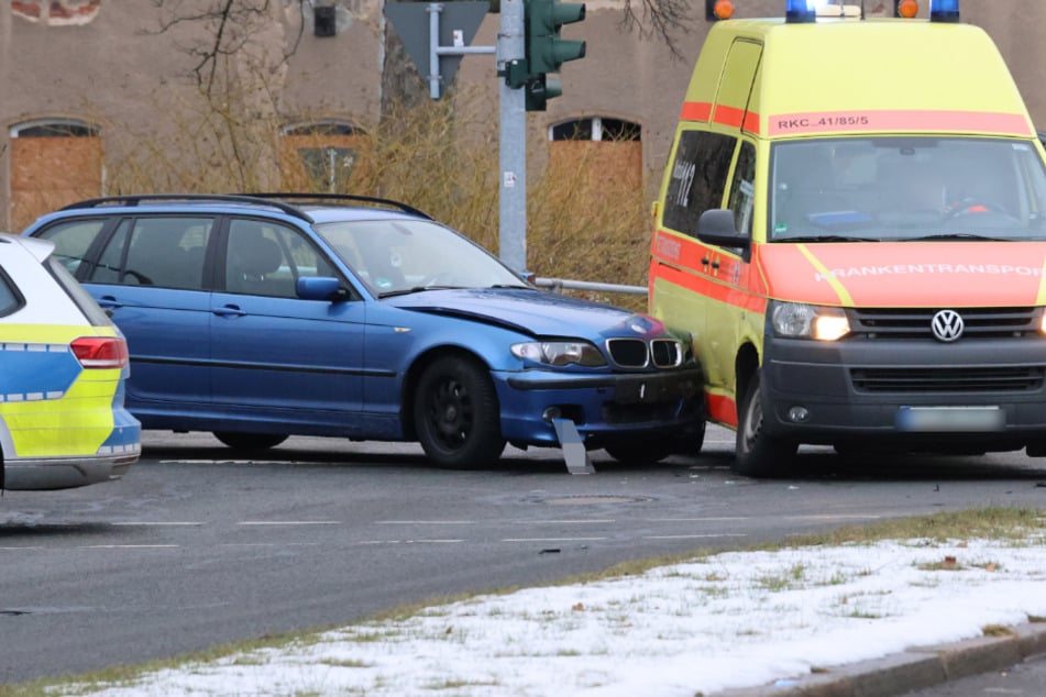Chemnitz: Kreuzungscrash in Chemnitz: BMW knallt gegen Krankenwagen