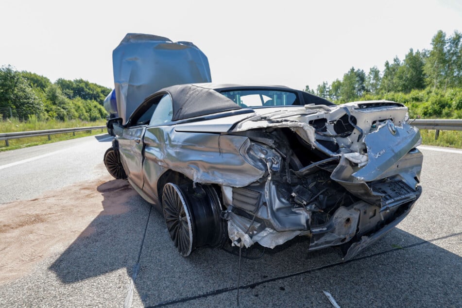 Der hintere linke Reifen platzte während der Fahrt auf der Autobahn.