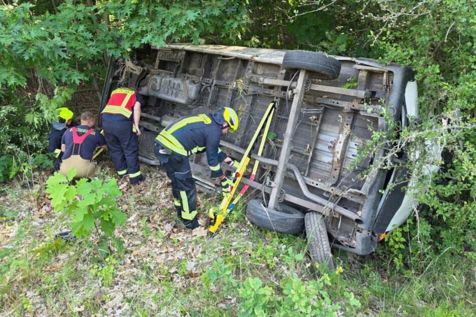 Drei Schwerverletzte nach Transporterunfall in Sachsen: Was hat zum Unfall geführt?